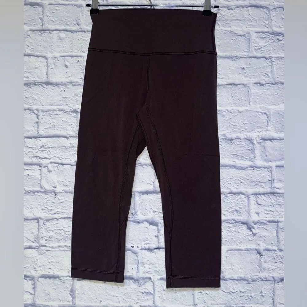 Lululemon Align Crop (19")
Pelt